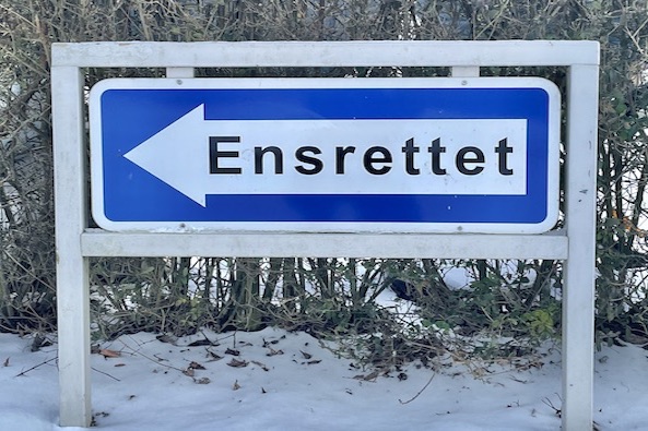 ensrettet skilt