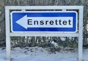 ensrettet skilt